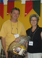 Serge Nadeau, recevant son prix de Mme Simone Leblanc, présidente du comité organisateur sur Symposium L’Art Salin de Carleton-sur-Mer